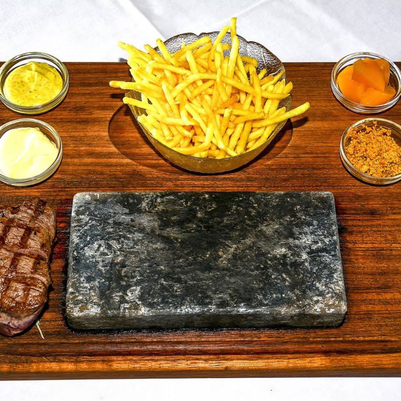 viande sur ardoise avec frites maison alumettes