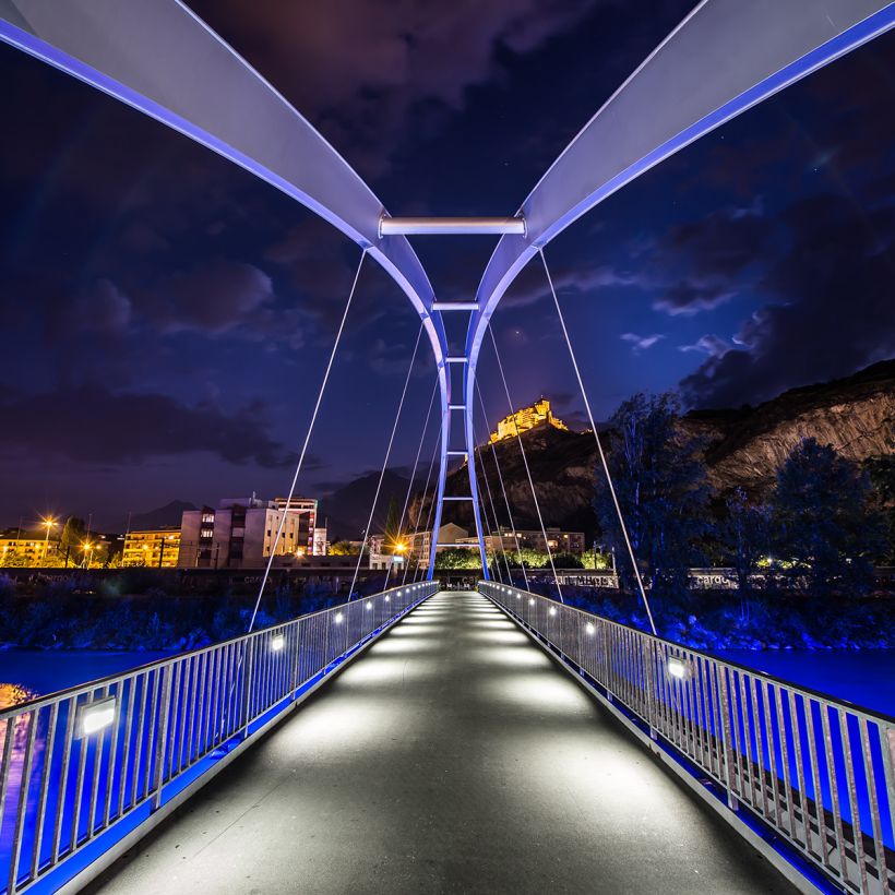 passerelle de Vissigen éclairée la nuit