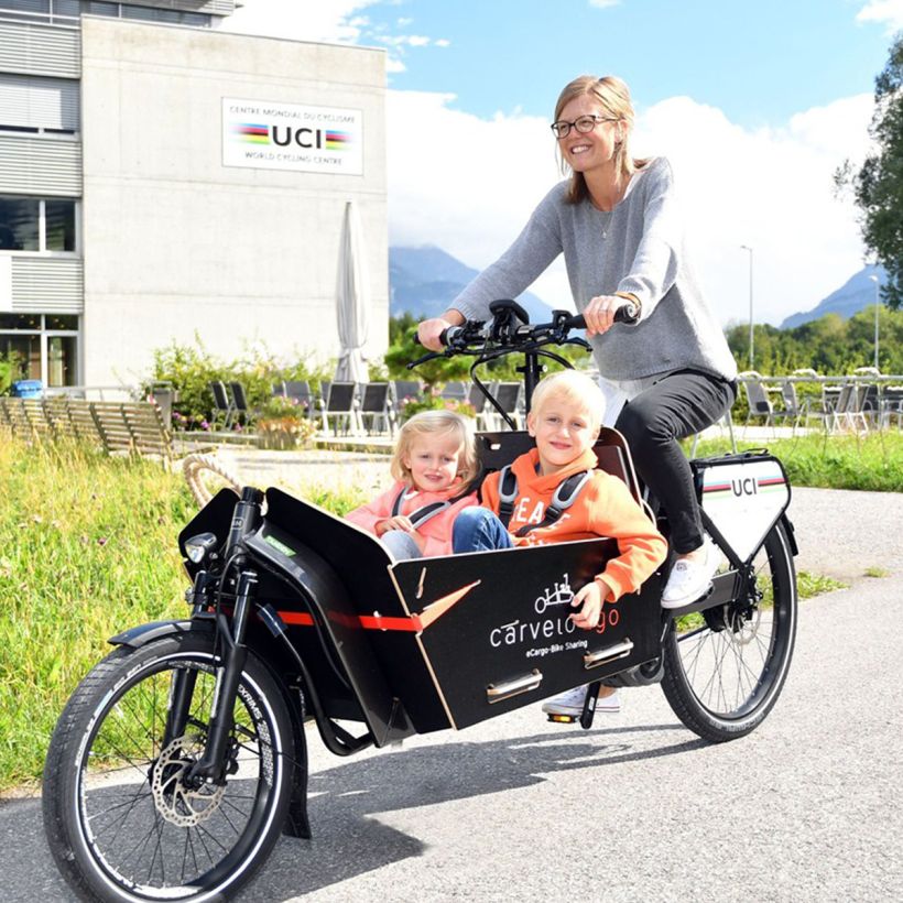 carvelo2go avec enfants conduit par maman